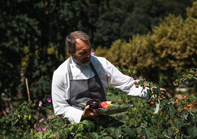Chef Aribert dans son potager